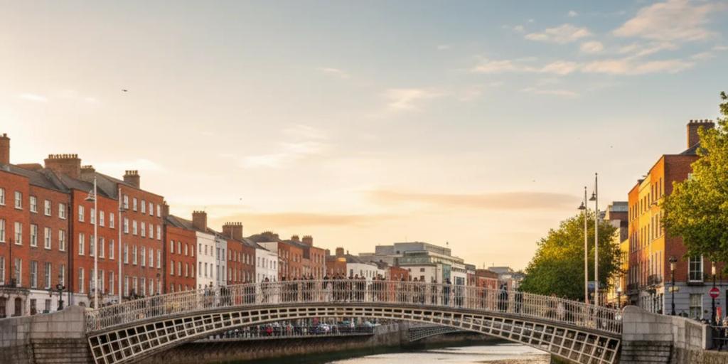 Le Ha'penny Bridge enjambant la rivière Liffey à Dublin au crépuscule
