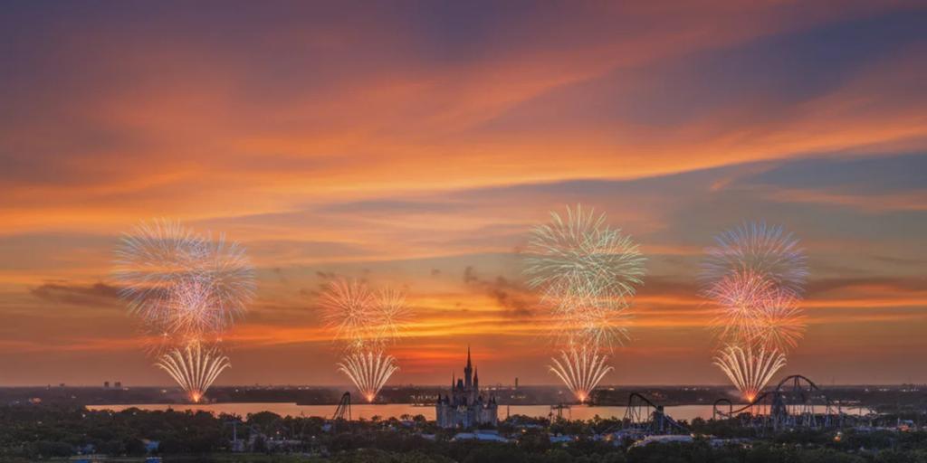 Les lacs du centre de la Floride au crépuscule, avec au loin les feux d'artifice des parcs à thème illuminant l'horizon