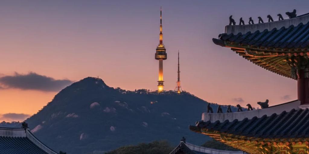 Les toitures du palais Gyeongbokgung au premier plan, avec la N Seoul Tower s'élevant sur le Namsan derrière