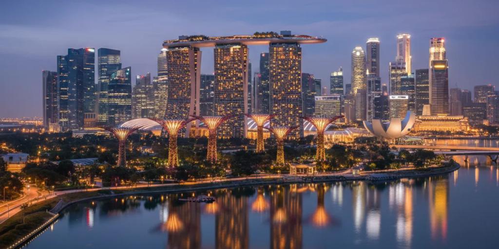 La skyline de Marina Bay et les Supertrees de Gardens by the Bay illuminés à l'heure bleue