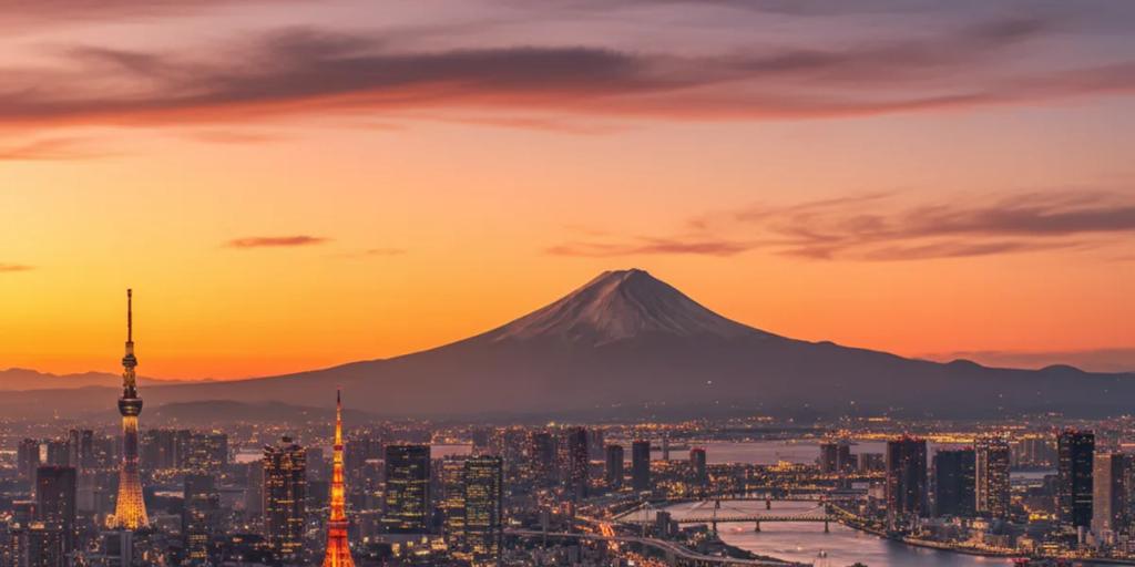 La silhouette de Tokyo au crépuscule avec le mont Fuji se dressant à l'horizon