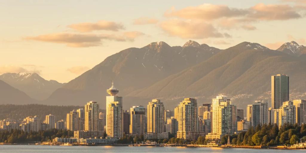 La skyline vitrée de Vancouver avec des hydravions manœuvrant sur Coal Harbour et les montagnes de la North Shore en toile de fond